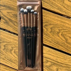 Shaina B Eyes on Miami Brush Set